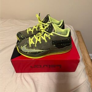 Nike Max LeBron XI men’s size 8.5